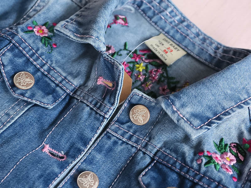 Chaqueta para niña en jean bordada