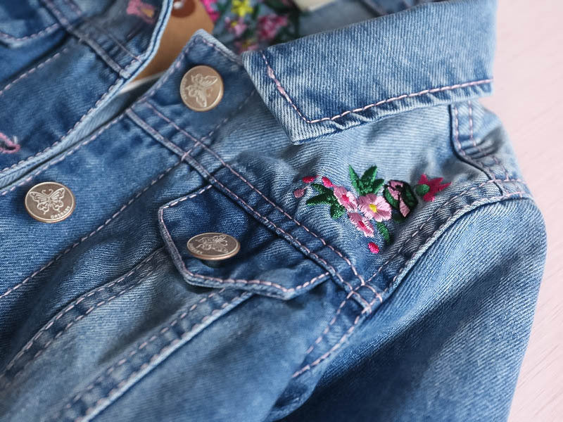 Chaqueta para niña en jean bordada