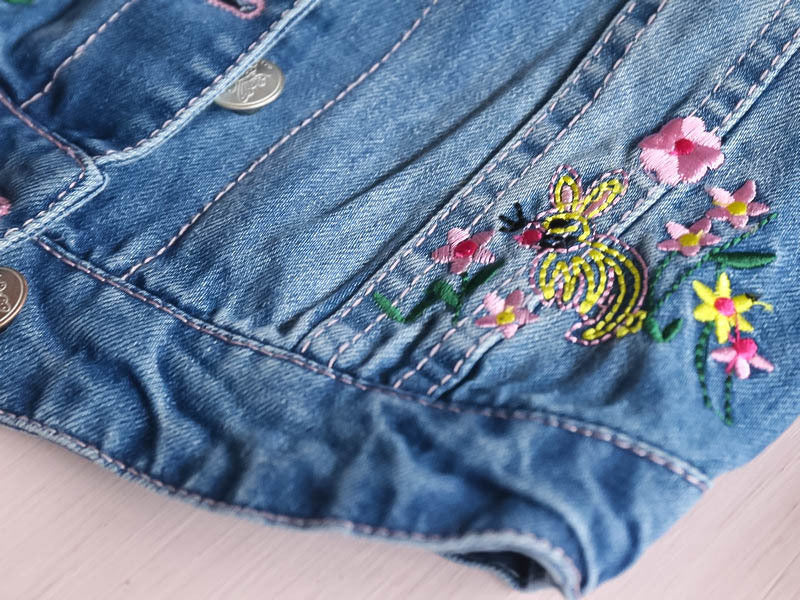 Chaqueta para niña en jean bordada