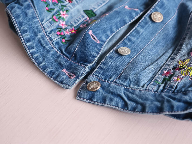 Chaqueta para niña en jean bordada